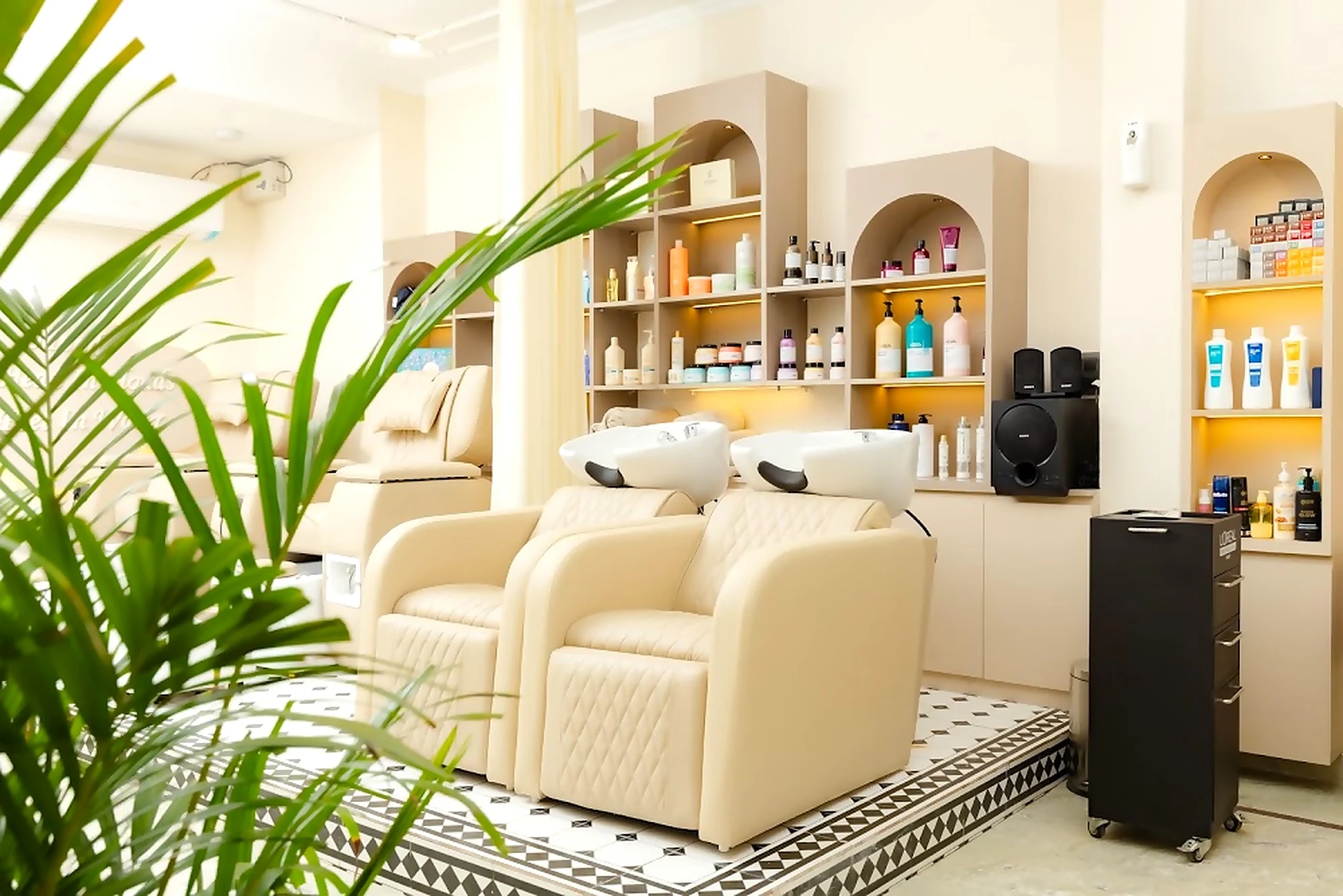 Wash lounge recliners with product shelves and palm